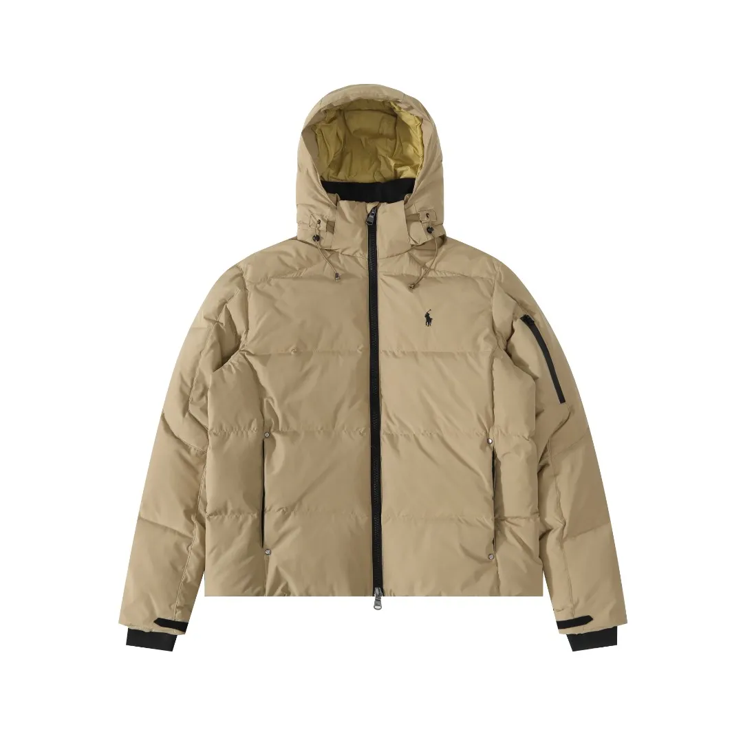 P680 #R58 Ralph Lauren/Ralph Lauren five-color classic new down jacket jacket with detachable hood extra thick plush down jacket men's top "Thousands of stitches of electric embroidery, the logo is like a work of art" imported Barudan embroidery machine is used to carve the classic polo logo with precision electric embroidery technology. Each letter is full and three-dimensional, with clear details, making it the "most expensive embroidered logo" on the down jacket, highlighting its extraordinary status. "75% national standard high-quality white duck down, light and heat-locking" is filled with 75% high-quality white duck down, which is light and pressure-free, but has excellent warmth retention. After compression, it can quickly rebound and become fluffy, say goodbye to bloat, embrace unburdened warmth, and face the cold winter without timidity. "Technical fabrics that protect against cold and wind and rain" · Long-lasting fluffy and non-stiffening, consistent thermal performance · 400T high-density gallbladder + pinhole retraction technology, completely say goodbye to velvet · Windproof and waterproof matte fabric with adjustable hem, easy to deal with bad weather "Five colors come together to interpret diverse styles" · White: pure first snow, fresh and versatile · Black: classic without limits, calm and atmospheric · Navy blue: low-key and elegant, suitable for both business and leisure · Sky blue: bright and healing, brightening up dull winter days · Khaki: retro and gentle, the first choice for urban wanderers "The details are authentic, the texture is everywhere" The original electroplated YK zipper is smooth and durable, the detachable hood can be worn multiple times, and the original hangtag and washable label ensure authentic quality. The same design for men and women makes it easy to control whether it is used as a couple's outfit or to create personal style, making it an indispensable fashion equipment this winter.  Color: Black, Navy, Khaki, White, Sky Blue Size: S M L